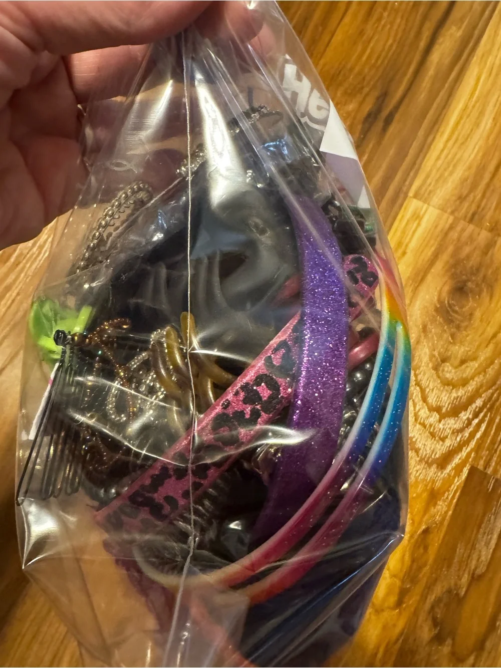 Vintage big bag of hair clips and claws never used. Includes hello kitty 😻♥️